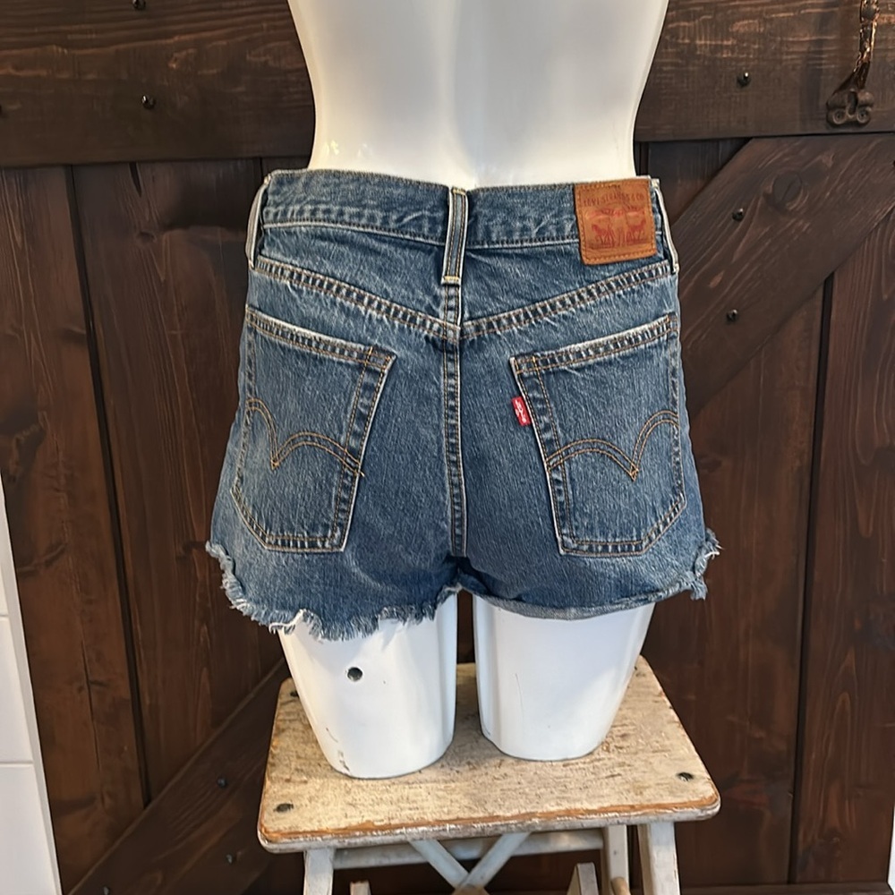 LEVI’S HIGH RISE DARK WASH 501 BUTTON FLY CUT OFF RETRO JEAN SHORTS SIZE 27 e8 - Picture 4 of 9